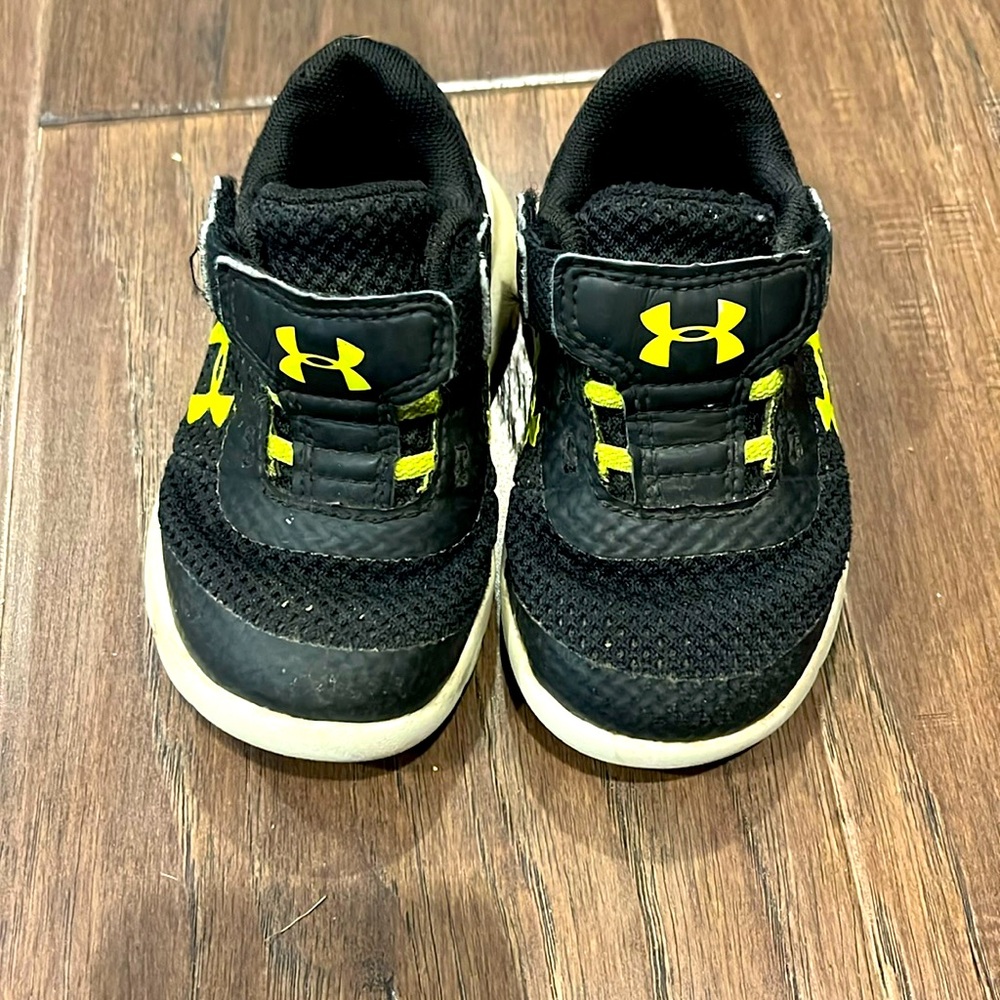 Sz 5 Boys UA sneakers